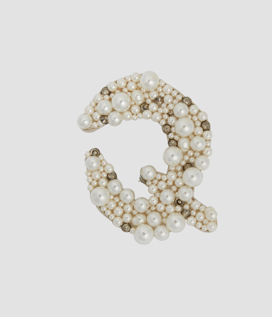 Pearl Alphabet Brooch Q